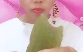 小姐姐吃圣诞树果冻视频,小姐姐挑战吃下整棵圣诞树果冻