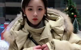 可爱小姐姐玩手机图片,可爱小姐姐手机前的甜蜜时光