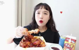 小姐姐吃炸鸡测评视频,小姐姐带你尝鲜，口感与颜值并存！