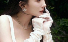 杨幂白色长裙优雅如仙尽显女神气质2025年6月20日