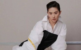 37岁刘亦菲穿透明露背裙大胆下蹲网友惊呼：这还是我认识的“神仙姐姐”吗？美女穿通明衣服视频