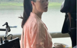42岁蒋欣现身重庆拍戏穿粉色上衣扎马尾很清纯像90年代女大学生2025年6月22日